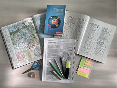 Arbeitsmaterialien einer Geographie-Redaktion: Manuskript, Atlas, Wörterbuch, Fachliteratur
