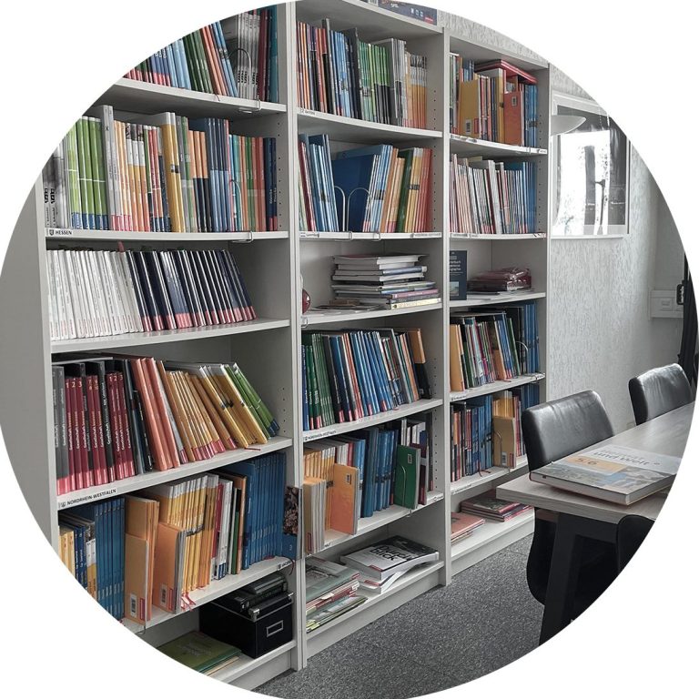 Regal voll mit Schulbüchern im Konferenzraum