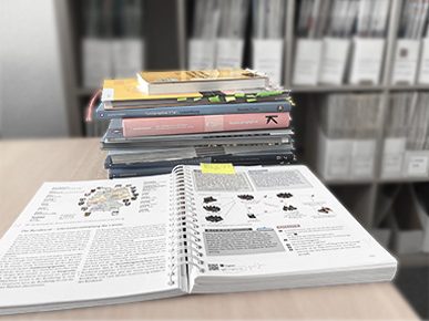 Korrekturen in einer Einreichfassung vor Stapel mit Korrekturexemplaren